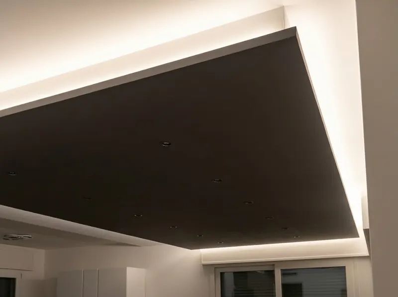 Controsoffitto in cartongesso con faretti incassati e luce perimetrale
