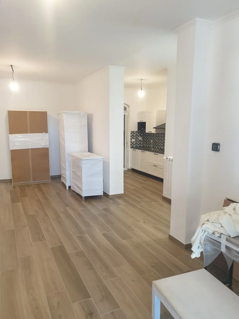Open space con pavimento effetto legno, durante l’arredamento