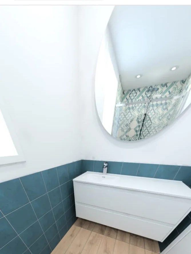 Progetto in 3D di un bagno con rivestimento verde e mobile sospeso