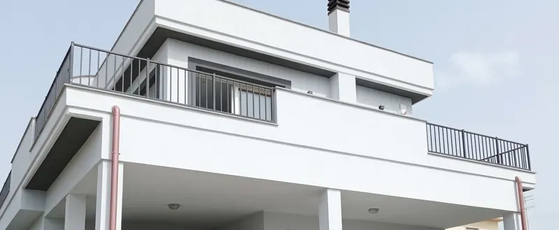 Esterno di una villa ristrutturata, con terrazzi e ringhiere